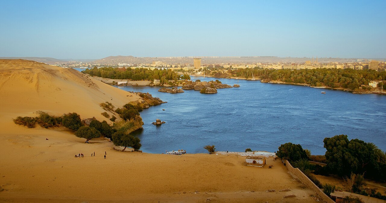 De Nijl bij Aswan in Egypte · illustratief landschapsbeeld