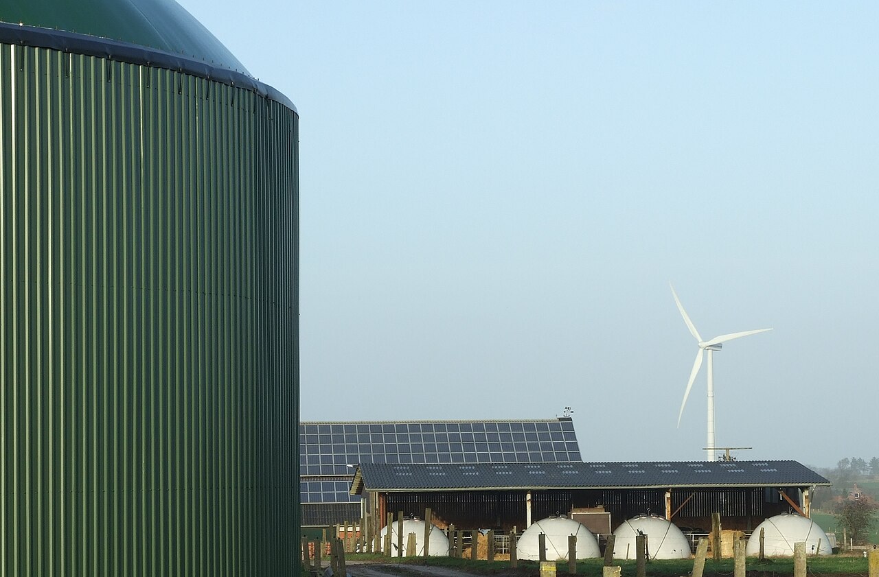 Windturbines en zonnepanelen · sfeerbeeld