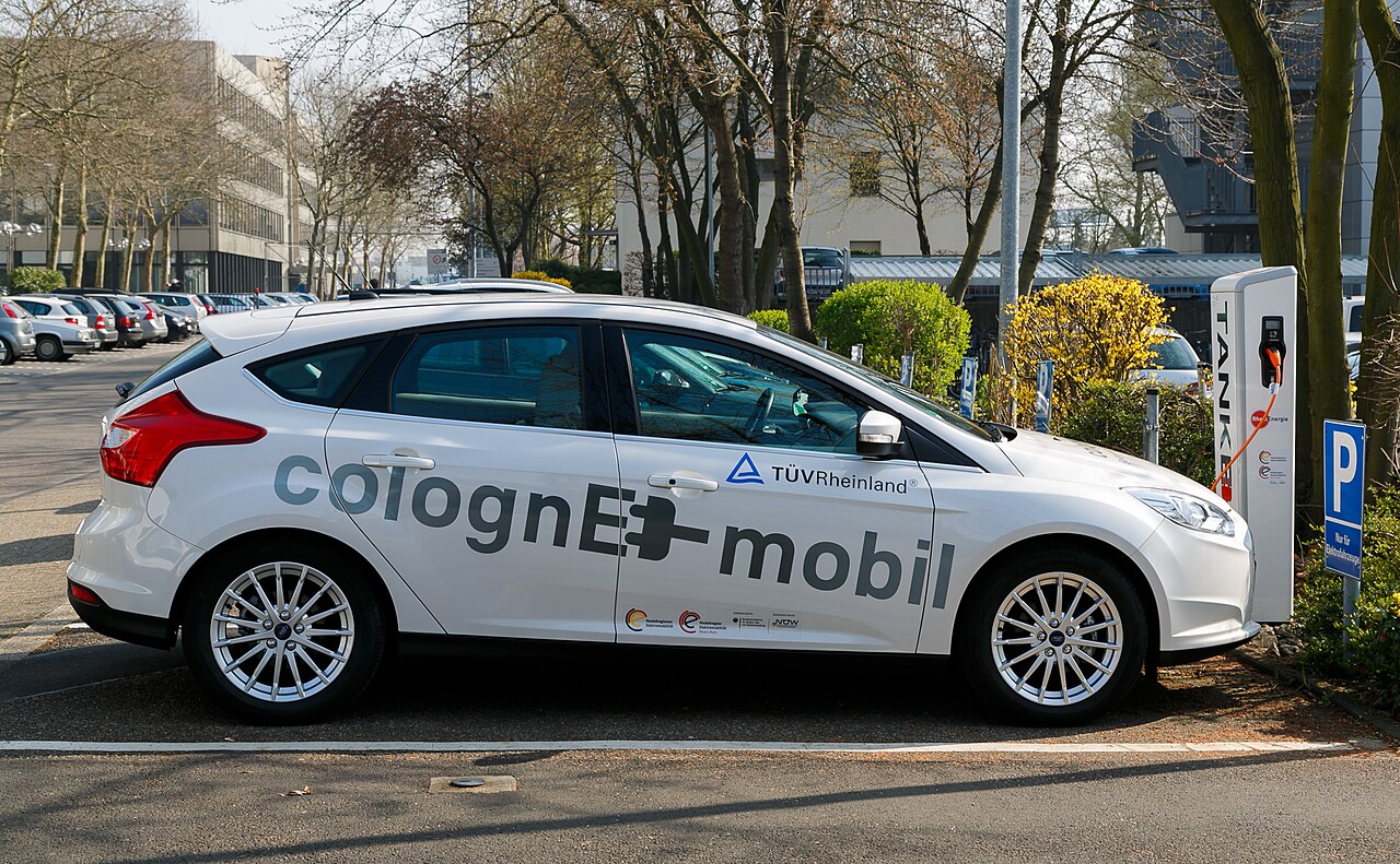 Elektrische auto bij een laadpunt · sfeerbeeld