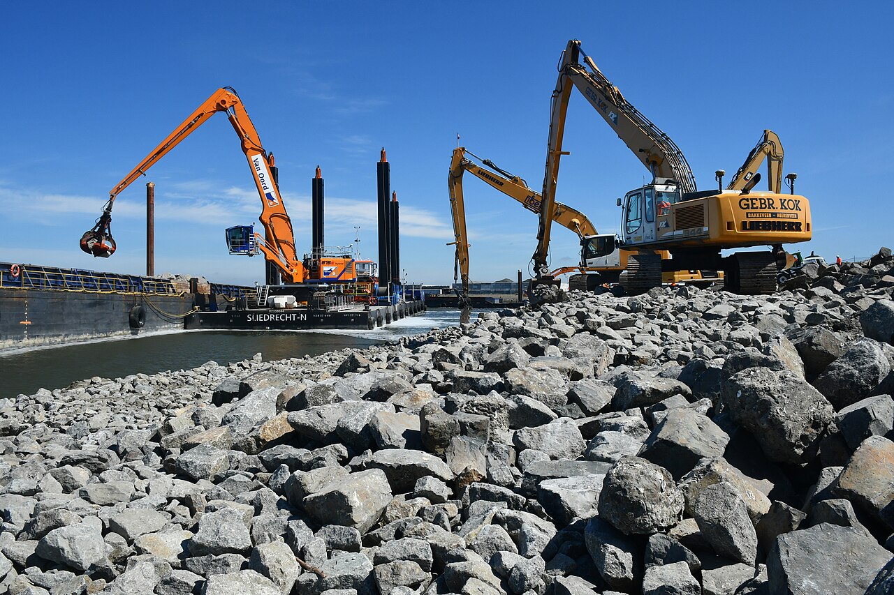 Werkzaamheden aan de versterking van de Afsluitdijk — kleurenfoto uit het Rijkswaterstaat-archief