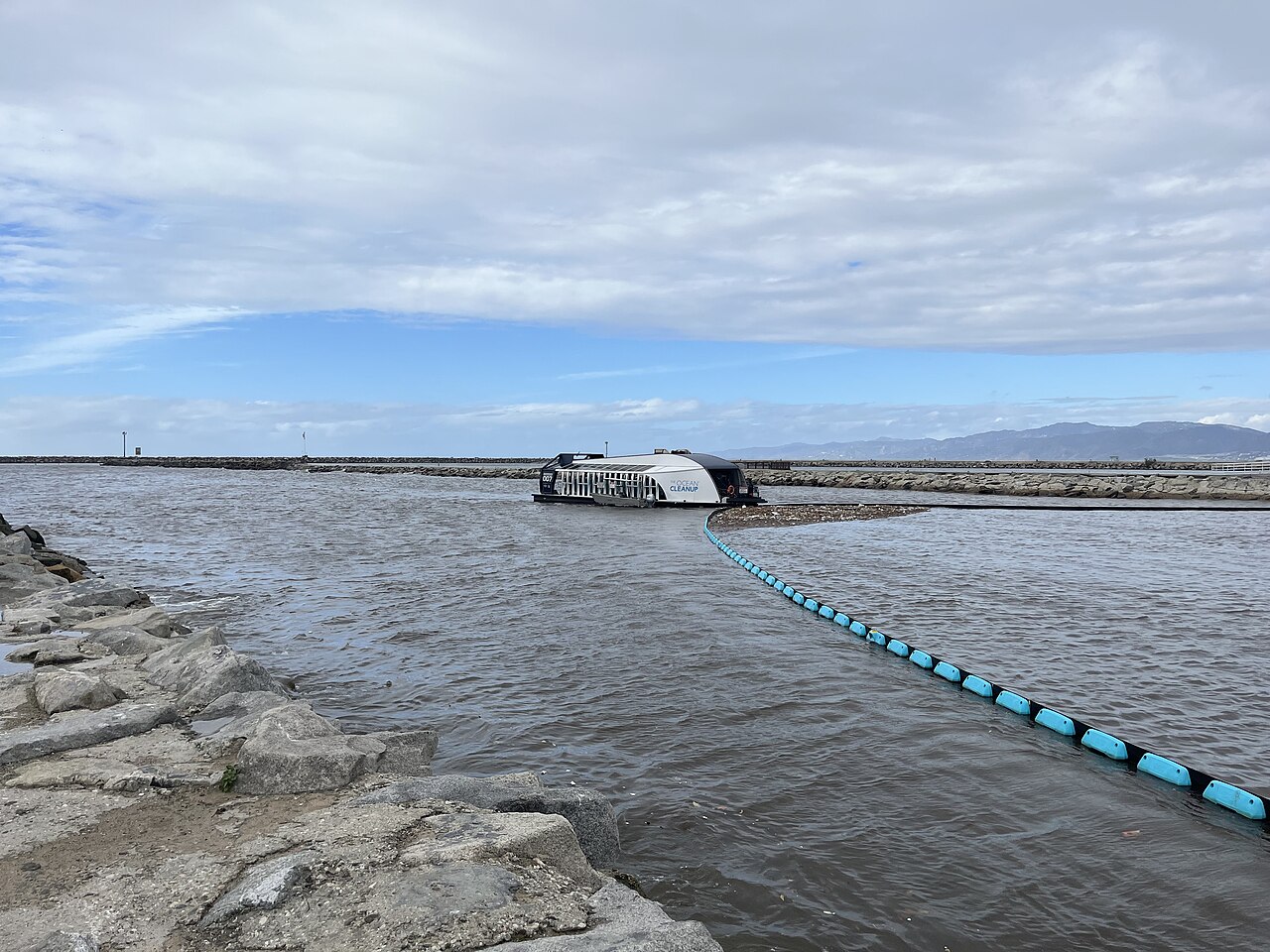 Een Interceptor van The Ocean Cleanup · sfeerbeeld