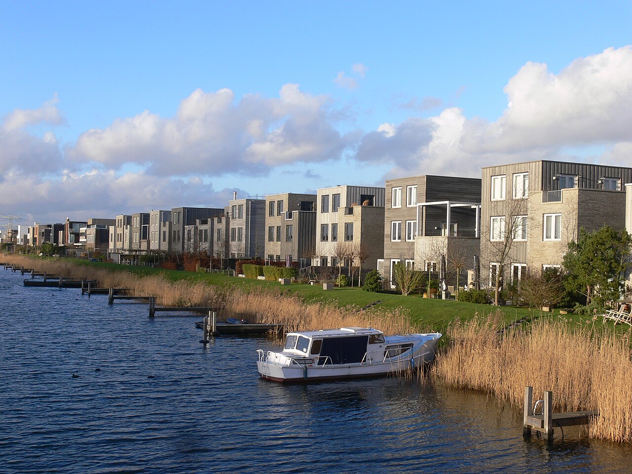 Woonhuizen op IJburg in Amsterdam — sfeerbeeld bij Nederlandse woonveiligheid