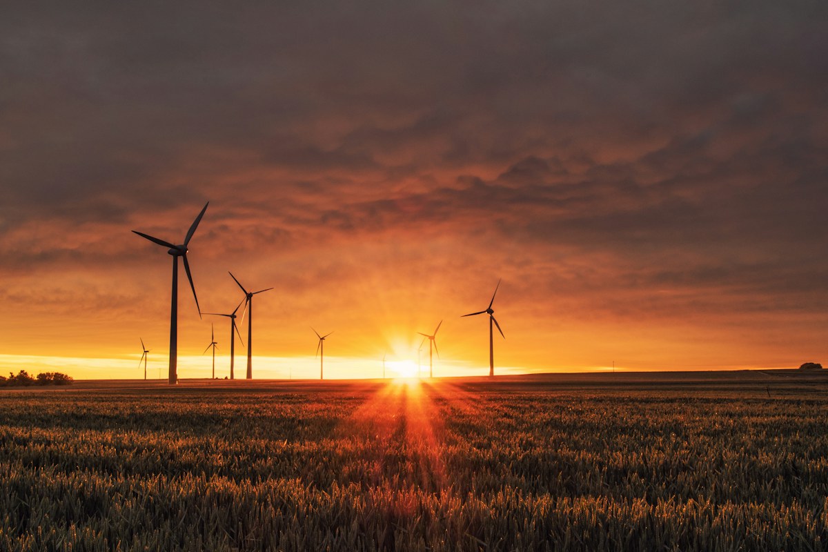 Windturbines bij zonsondergang · sfeerbeeld bij een schonere leefomgeving